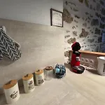 Charming House In With Garage And Patio ペズナ