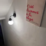 別荘 Charming House In With Garage And Patio ペズナ