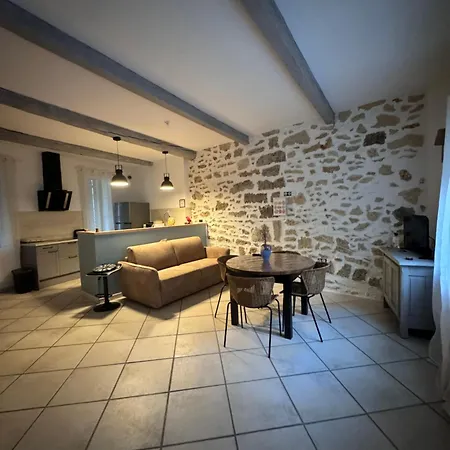 Charming House In With Garage And Patio Nyaraló
