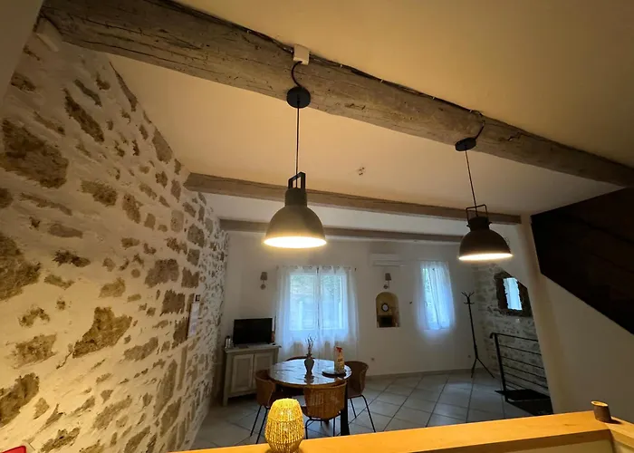 Casa de Férias Charming House In With Garage And Patio